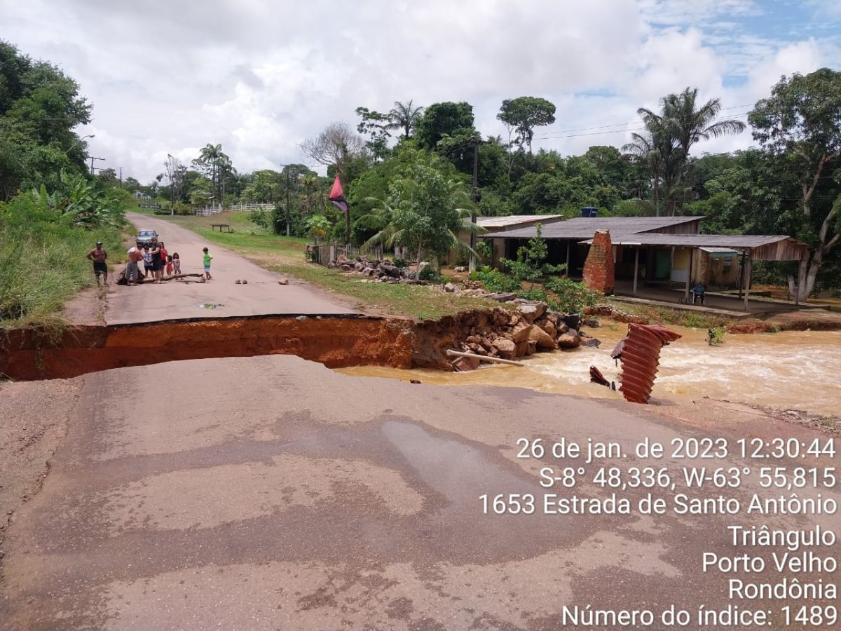 VÍDEO: Asfalto da estrada do Santo Antônio desaba após fortes chuvas