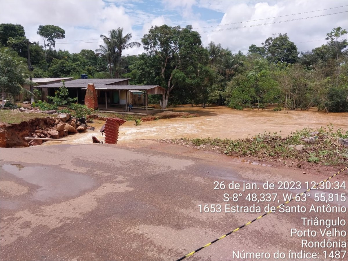 VÍDEO: Asfalto da estrada do Santo Antônio desaba após fortes chuvas