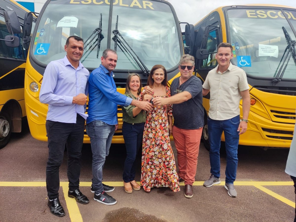 INVESTIMENTOS NA EDUCAÇÃO: Confúcio Moura entrega 39 ônibus escolares a 17 municípios de Rondônia