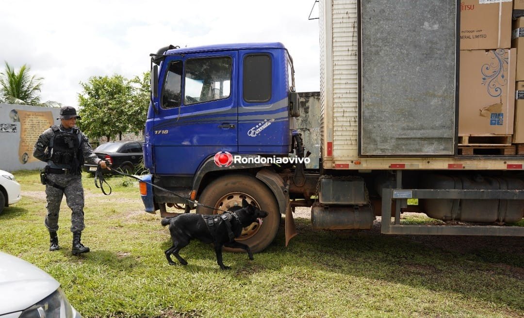 URGENTE: PM e PRF apreendem caminhão com mais de 100 quilos de drogas