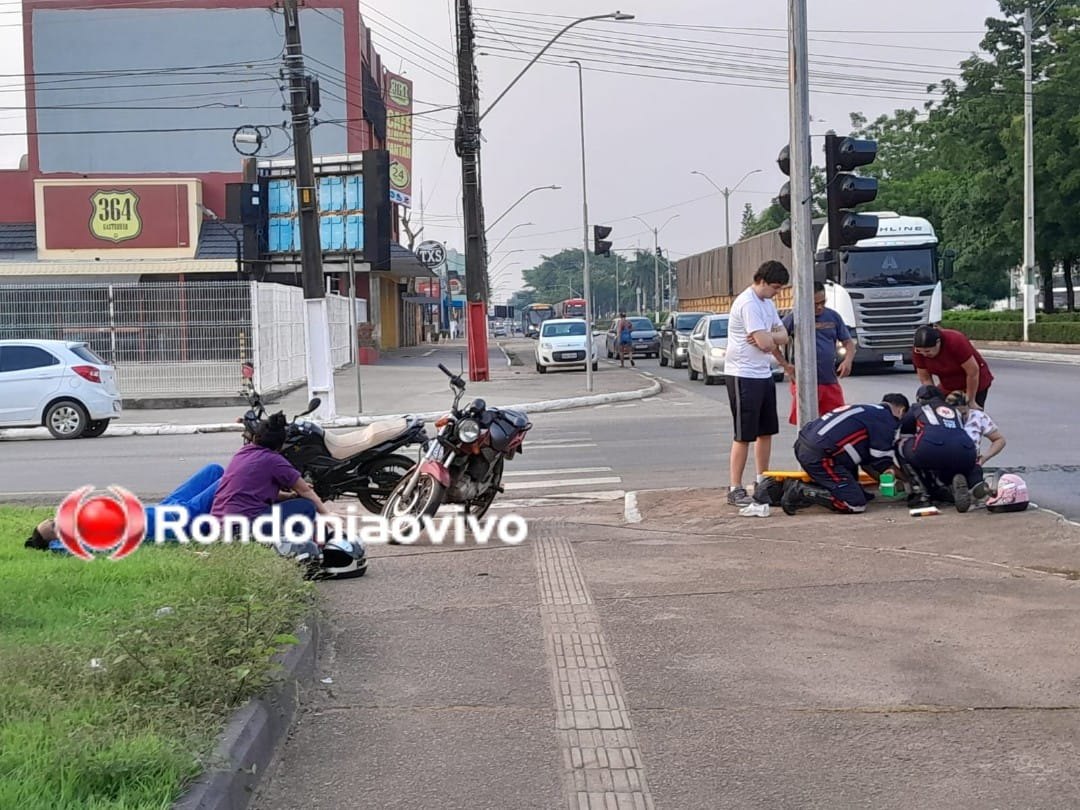 NO SEMÁFORO: Três pessoas ficam lesionadas após colisão entre motocicletas 