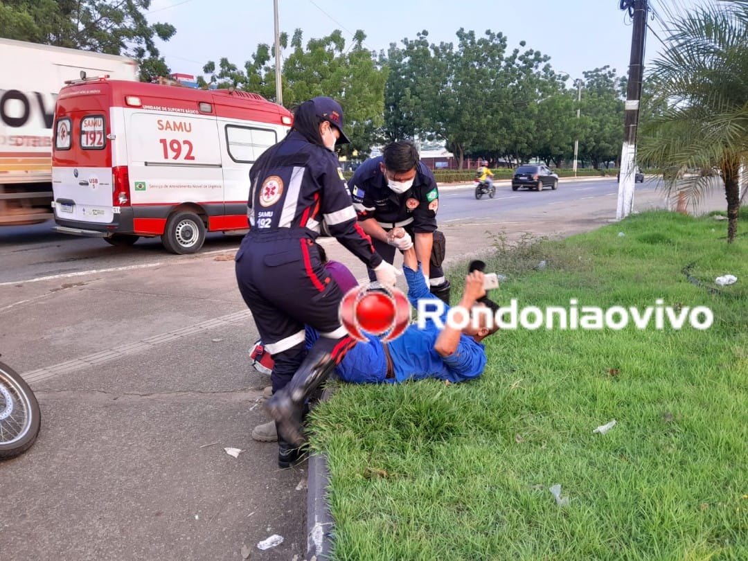 NO SEMÁFORO: Três pessoas ficam lesionadas após colisão entre motocicletas 