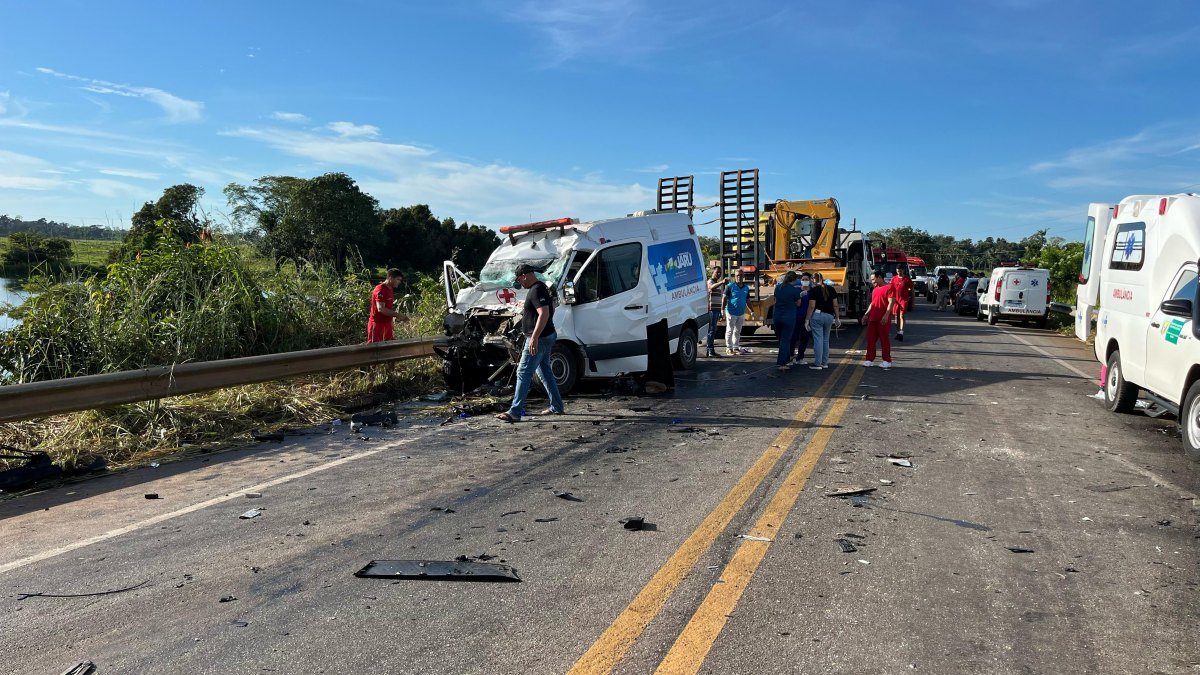 VÍDEO: Acidente envolvendo ambulância e ônibus deixa morto e feridos na BR-364 