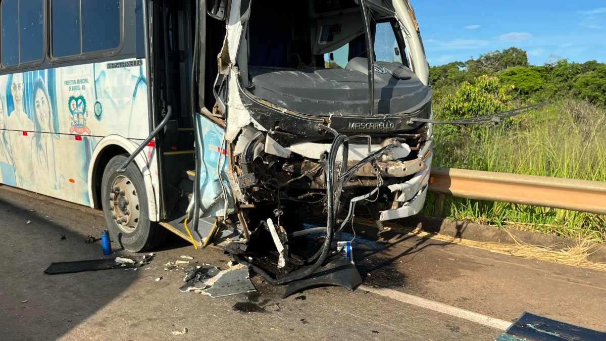 VÍDEO: Acidente envolvendo ambulância e ônibus deixa morto e feridos na BR-364 