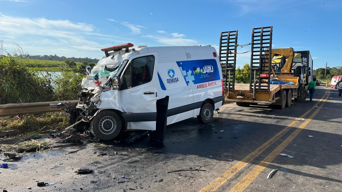 VÍDEO: Acidente envolvendo ambulância e ônibus deixa morto e feridos na BR-364 