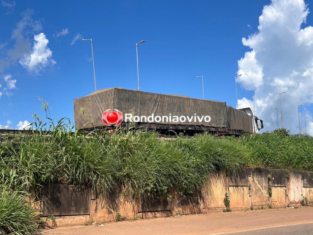 AO VIVO: Carreta volta de ré no viaduto e deixa trânsito congestionado