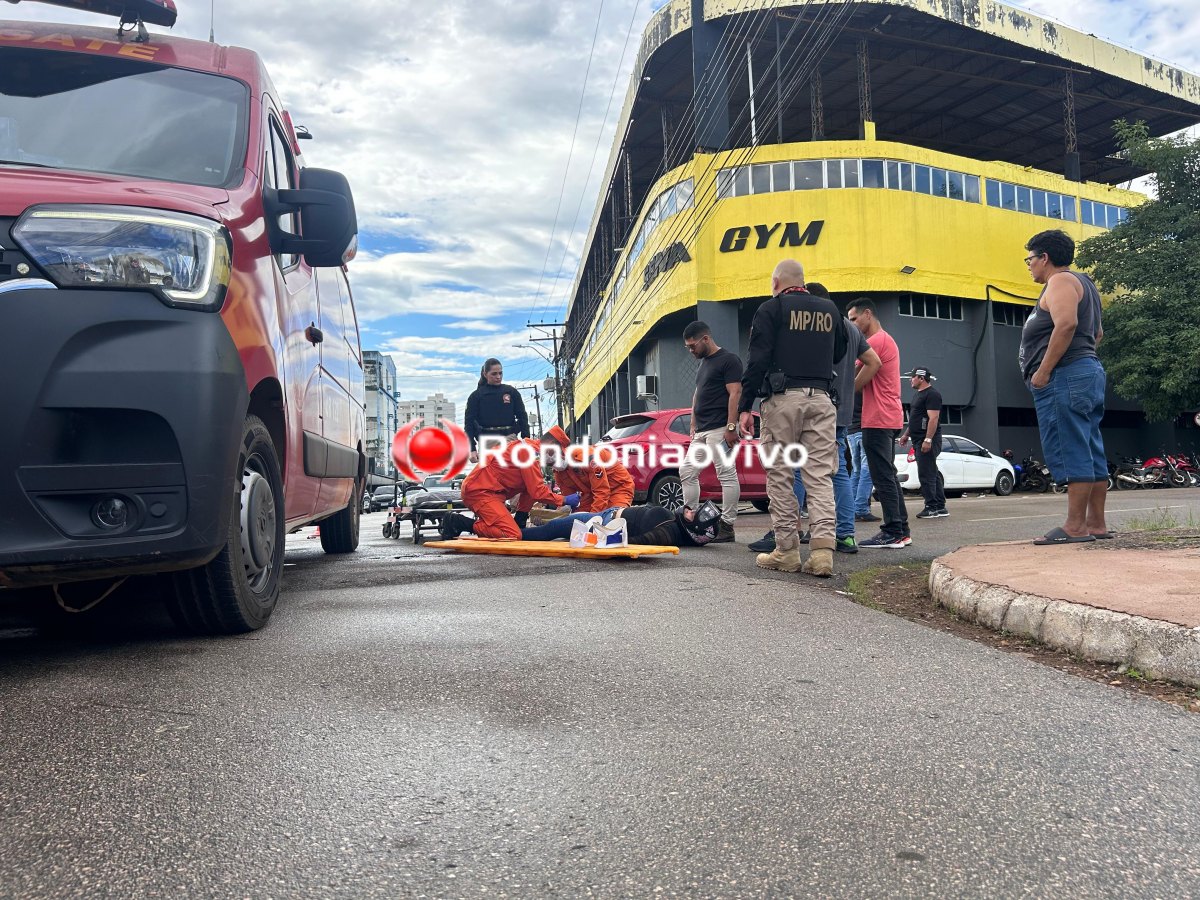 NA ABUNÃ: Mulher em moto avança cruzamento e é gravemente atingida por Argo