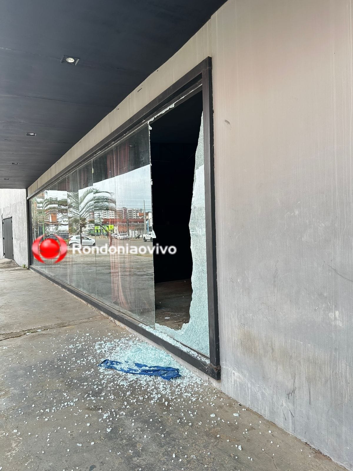 LEVOU PEIA: Homem acusado de furtar Gin Tanquerayem em boate é surrado por populares 