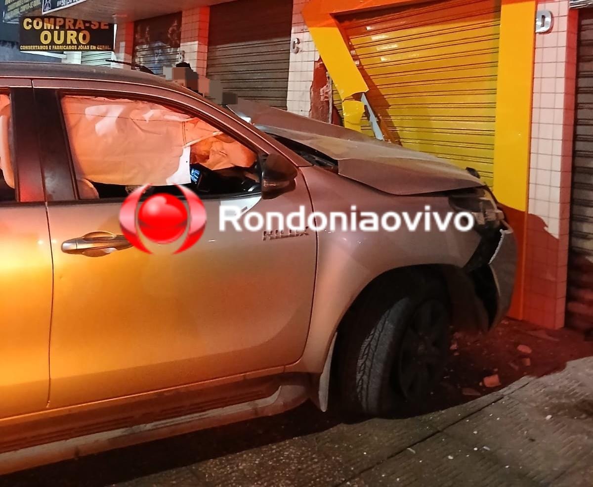 EMBRIAGADO: Servidor público bate Hilux em parede de loja, tenta fugir correndo, mas é preso