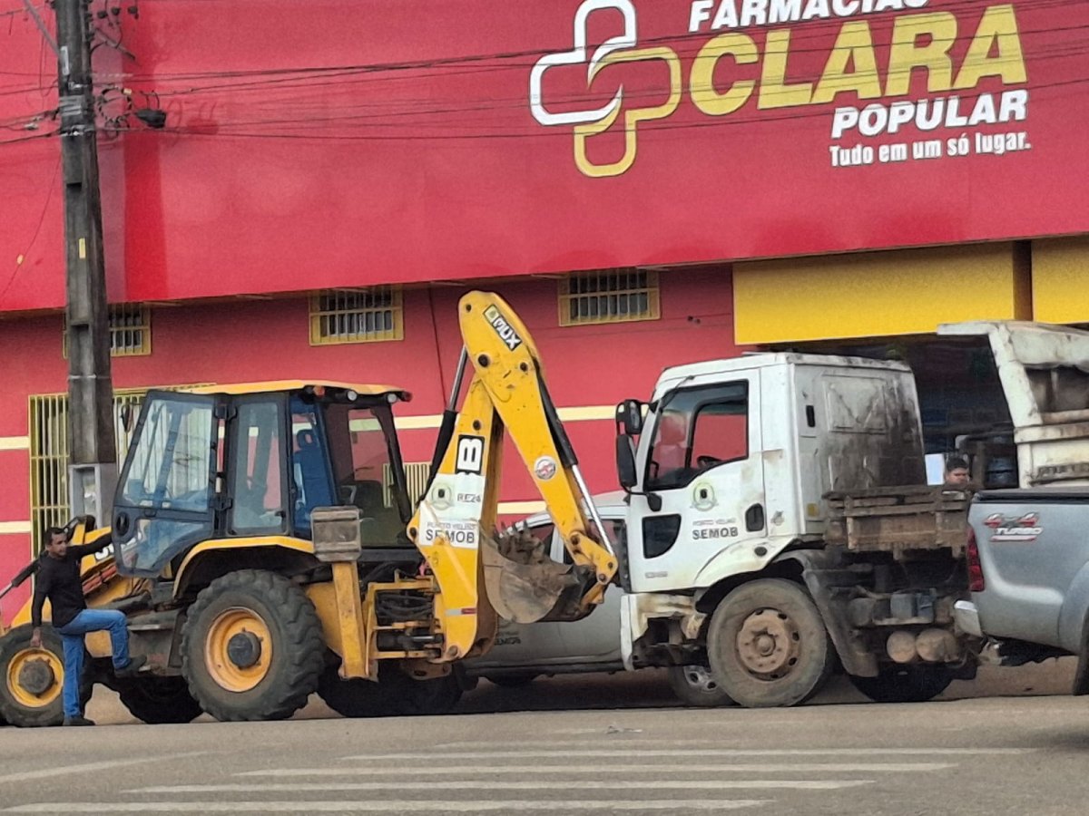 JÚNIOR QUEIROZ: Vereador tem solicitação atendida de tapa-buracos em bairros da zona leste