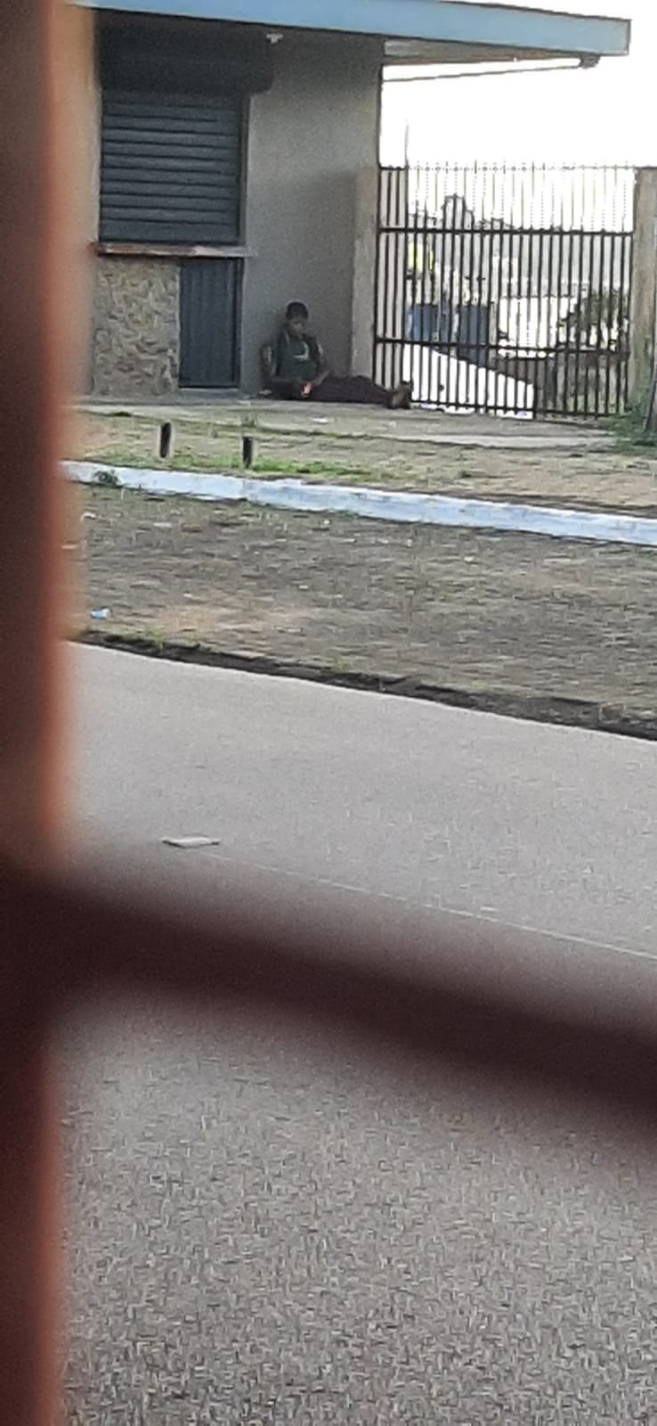 INFRAESTRUTURA: Quiosques irregulares geram insegurança e travam obras na avenida Farquar