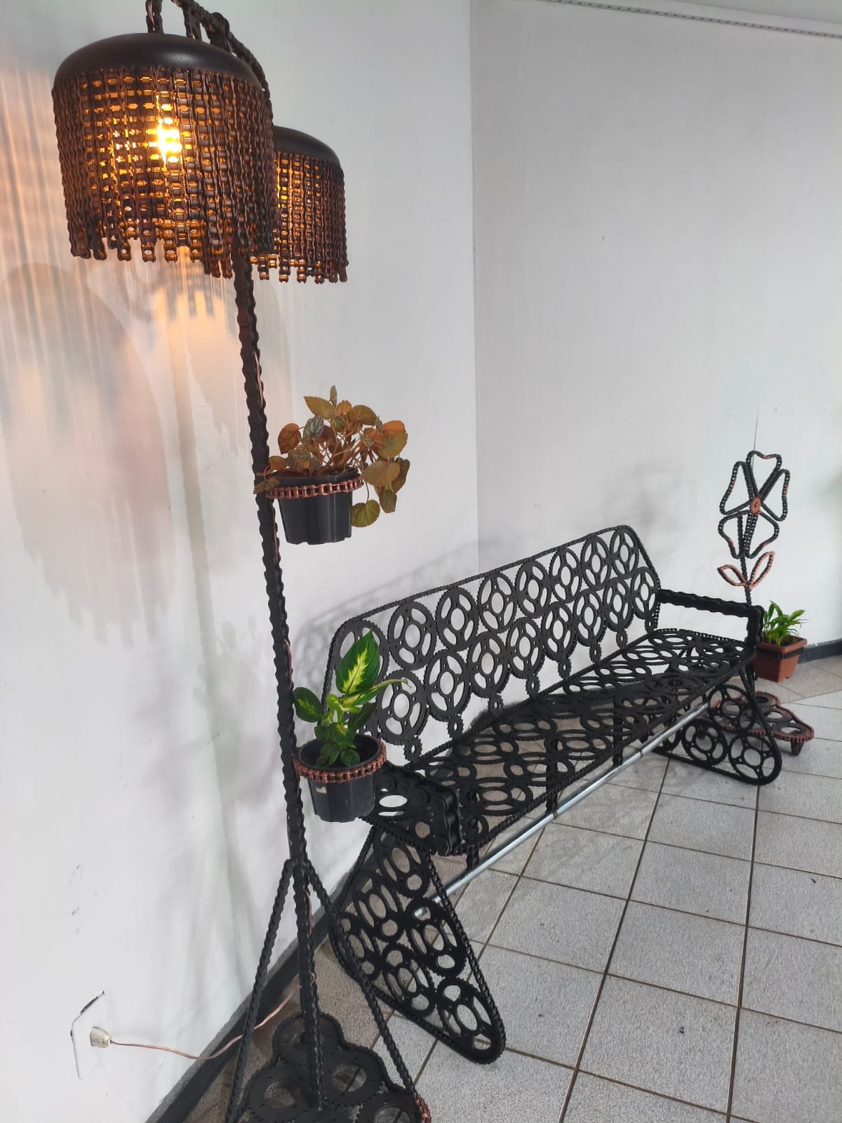 CRIATIVIDADE: Artesão rondoniense abre exposição feita com peças recicladas de veículos