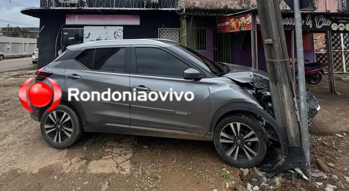 FORTE BATIDA: Carro atinge poste após colisão entre veículos no Centro