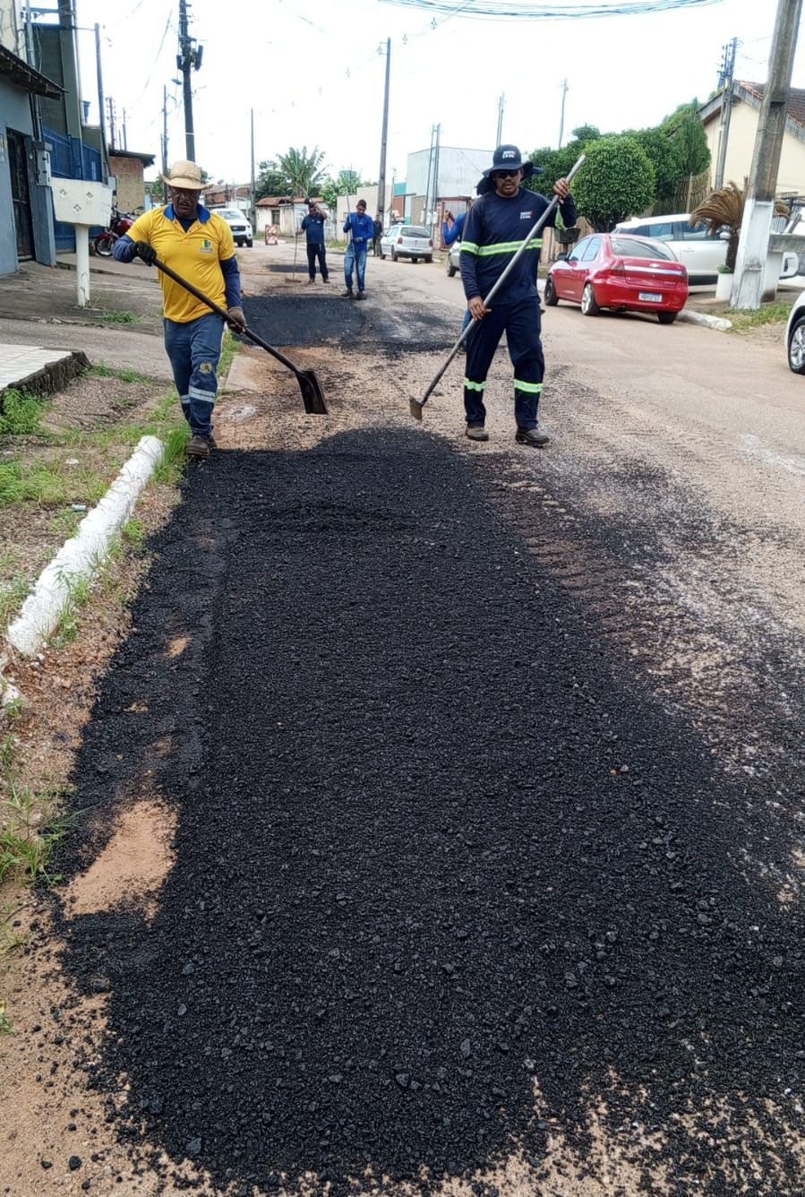 EDIMILSON DOURADO: Após solicitação do vereador bairro Floresta recebe serviço de tapa-buraco