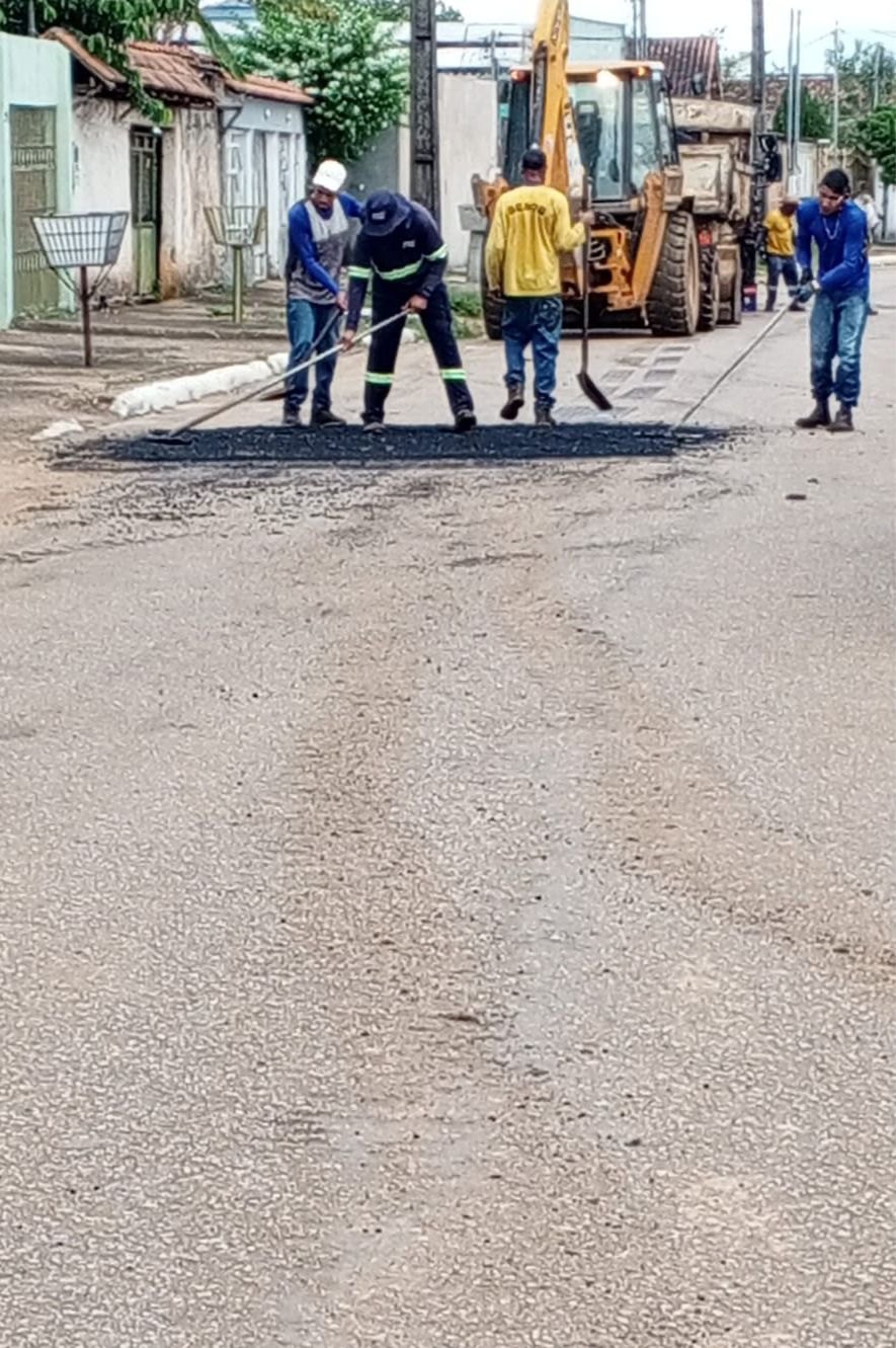 EDIMILSON DOURADO: Após solicitação do vereador bairro Floresta recebe serviço de tapa-buraco