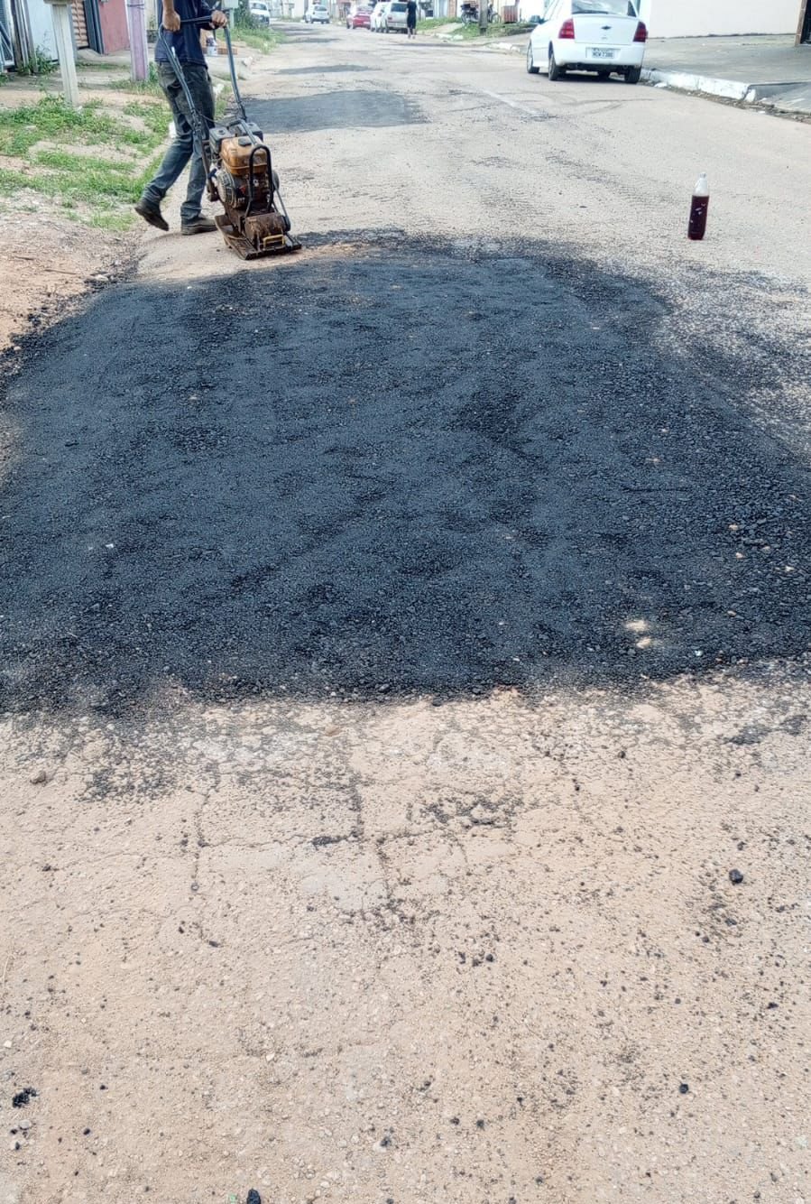 EDIMILSON DOURADO: Após solicitação do vereador bairro Floresta recebe serviço de tapa-buraco