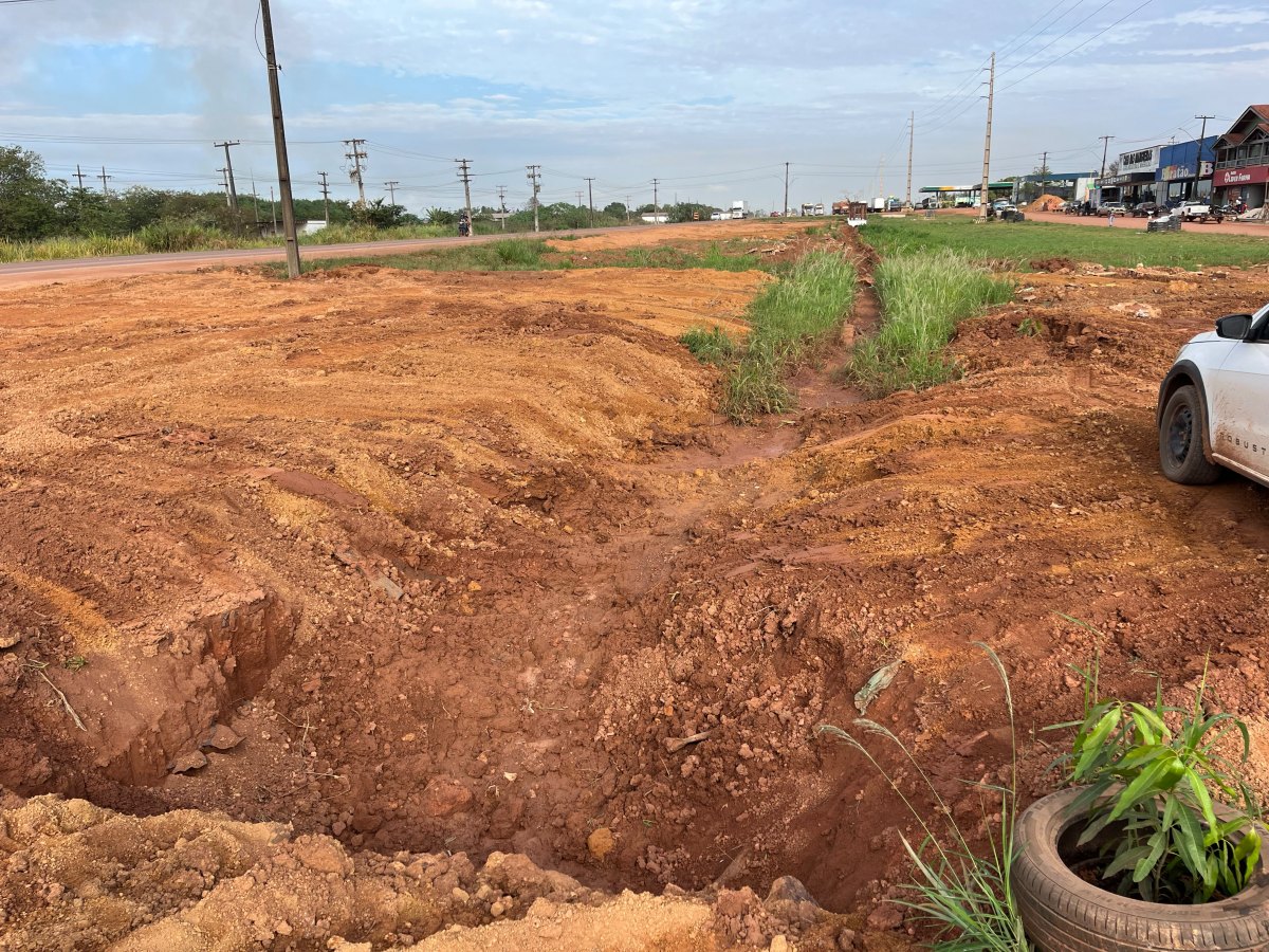FISCALIZAÇÃO: Márcio Pacele fiscaliza obra de drenagem em Vista Alegre do Abunã