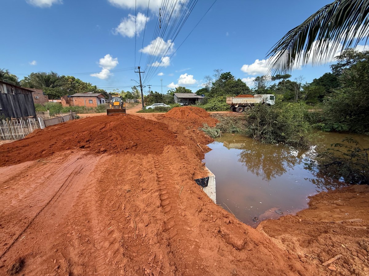 MÁRCIO PACELE : Aduelas substituem ponte intrafegável na Rua Sete de Setembro, em Extrema
