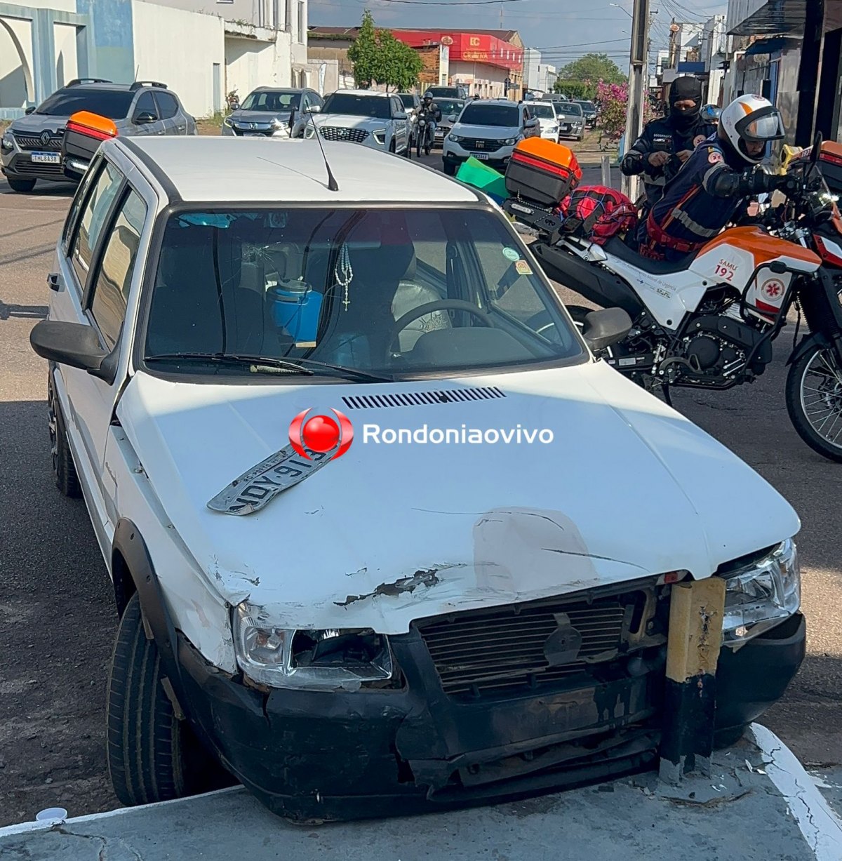 VÍDEO: Passageira de Uno fica ferida após forte batida entre carros na Carlos Gomes