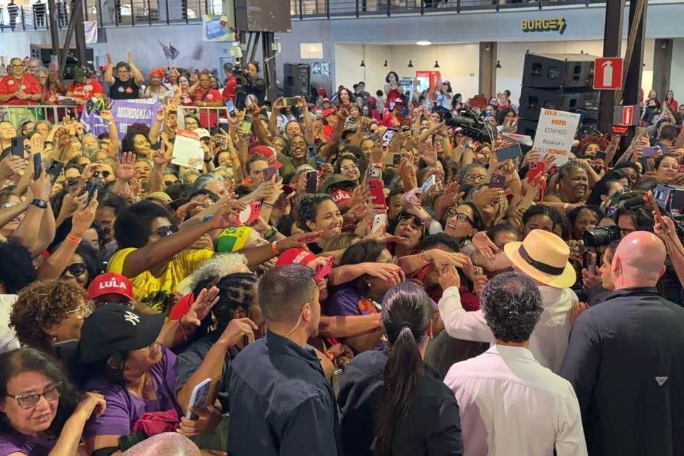 ELEIÇÕES: Luciana Oliveira participa de ato com Lula em BH e leva candidatura de RO 