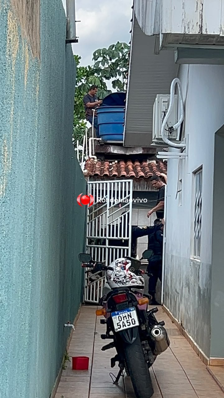 URGENTE: Ladrão acusado de onda de furtos em residências é preso em caixa d'água
