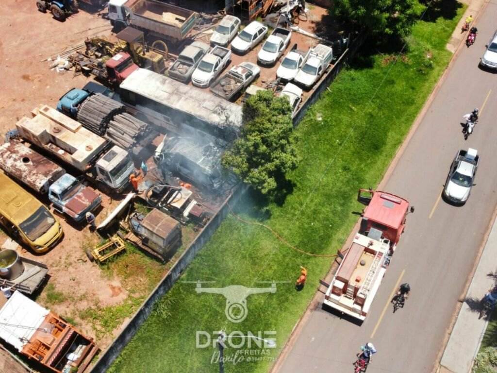 ESPIGÃO D'OESTE: Bombeiros controlam incêndio em garagem de prefeitura