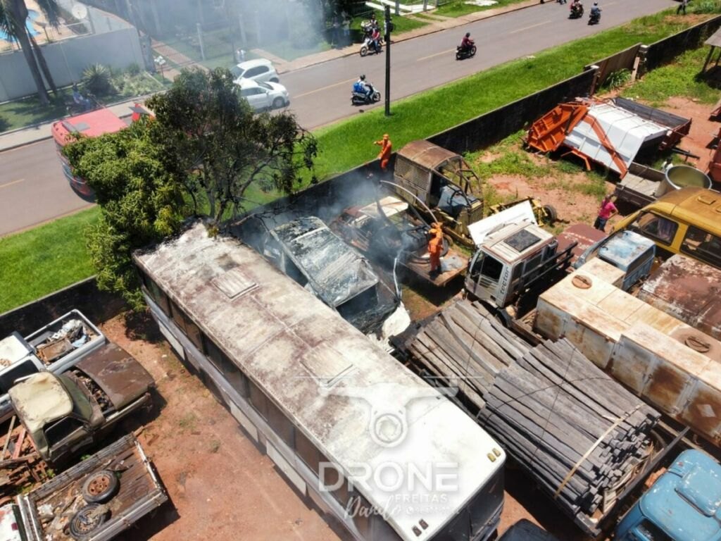 ESPIGÃO D'OESTE: Bombeiros controlam incêndio em garagem de prefeitura