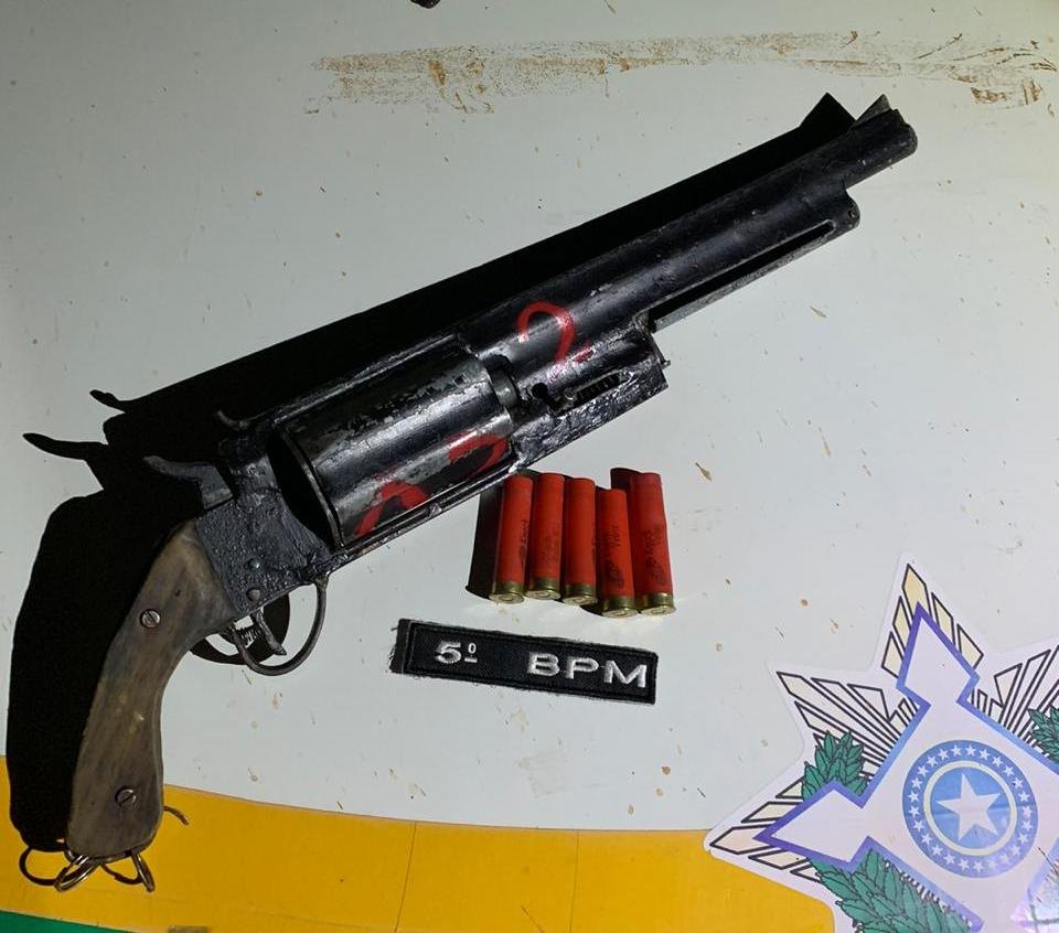 FACÇÃO: Bandidos que gravaram vídeo comemorando ataque a rivais são presos armados