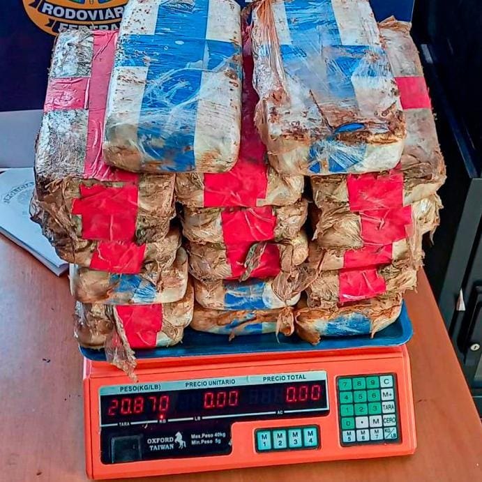 ASSISTA: Denarc e PRF prendem motorista de Blazer com mais de 20 quilos de cocaína 