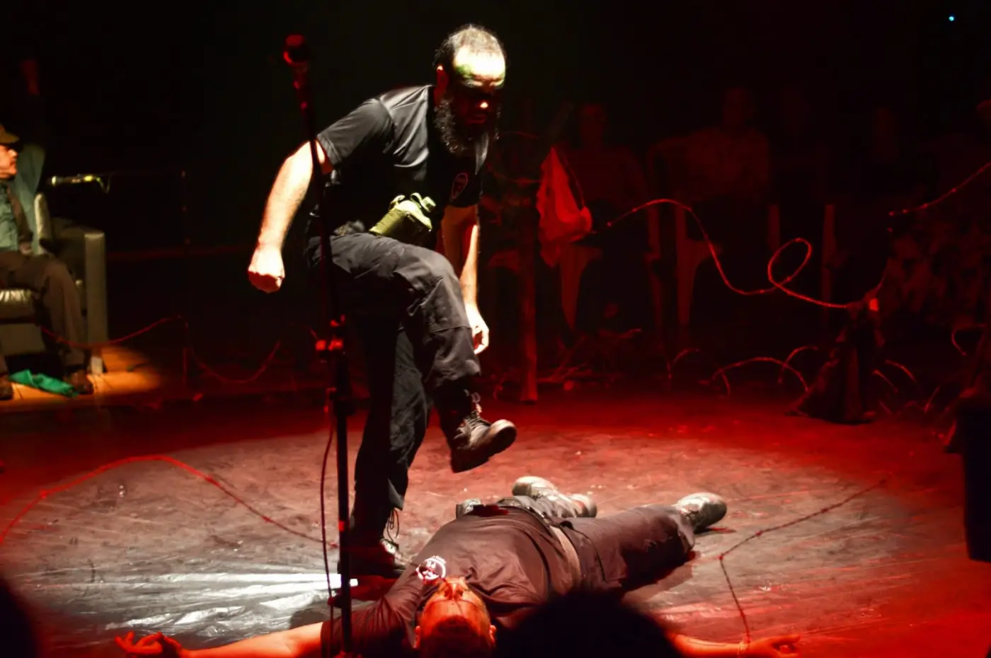 ESPETÁCULO TEATRAL: Naurú, o poeta das guerras, da arte e da vida