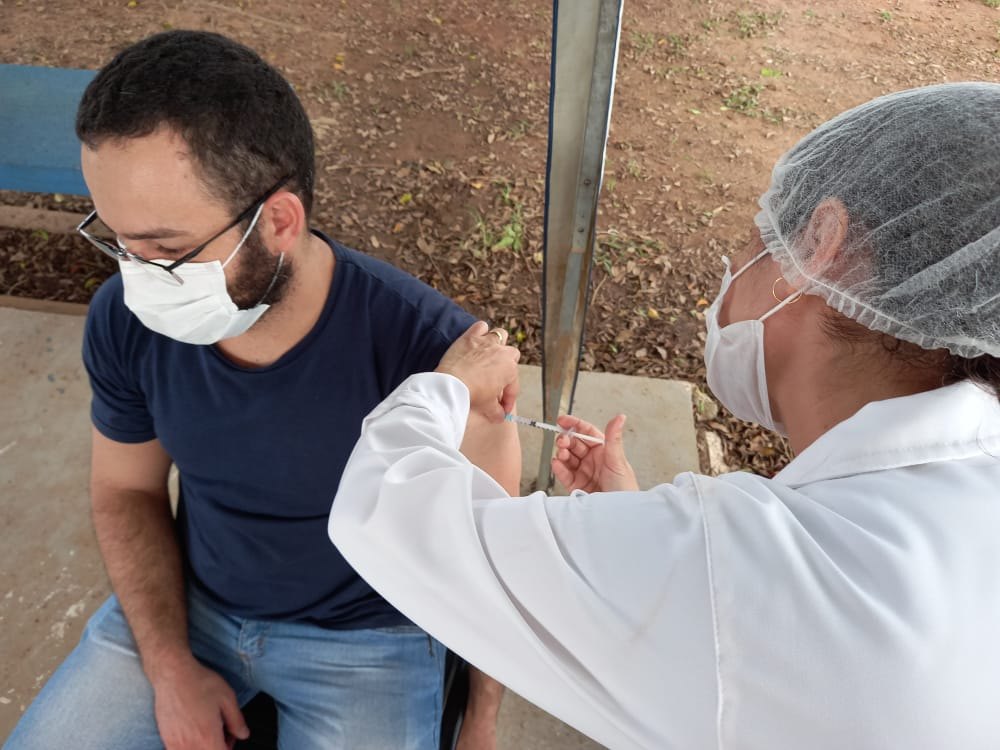 IMUNIZAÇÃO: Enfermeira é a primeira a ser vacinada contra Covid-19 em Rolim de Moura
