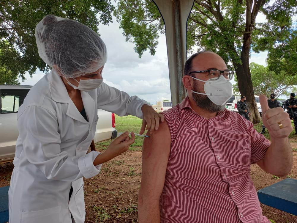 IMUNIZAÇÃO: Enfermeira é a primeira a ser vacinada contra Covid-19 em Rolim de Moura