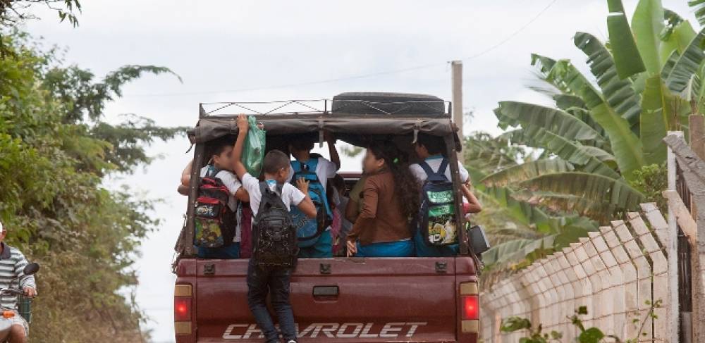 IRREGULAR: Transportador contratado é flagrado carregando alunos na carroceria de camionete