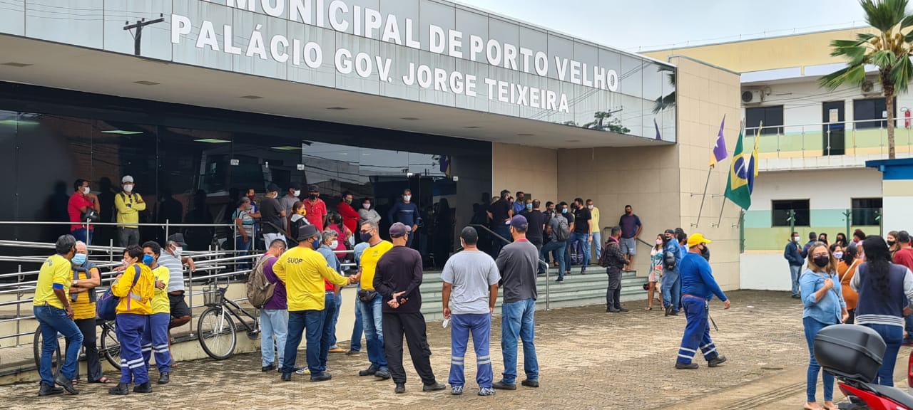 ENXUGANDO A FOLHA: Engenheiros e arquitetos protestam contra projeto que extingue funções na prefeitura 