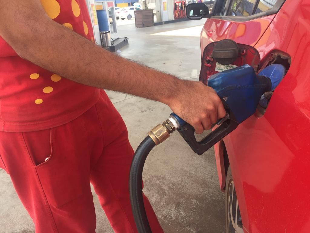 TÁ SALGADO: Litro da gasolina fecha mês de outubro com preço médio de R$ 4,58 na capital