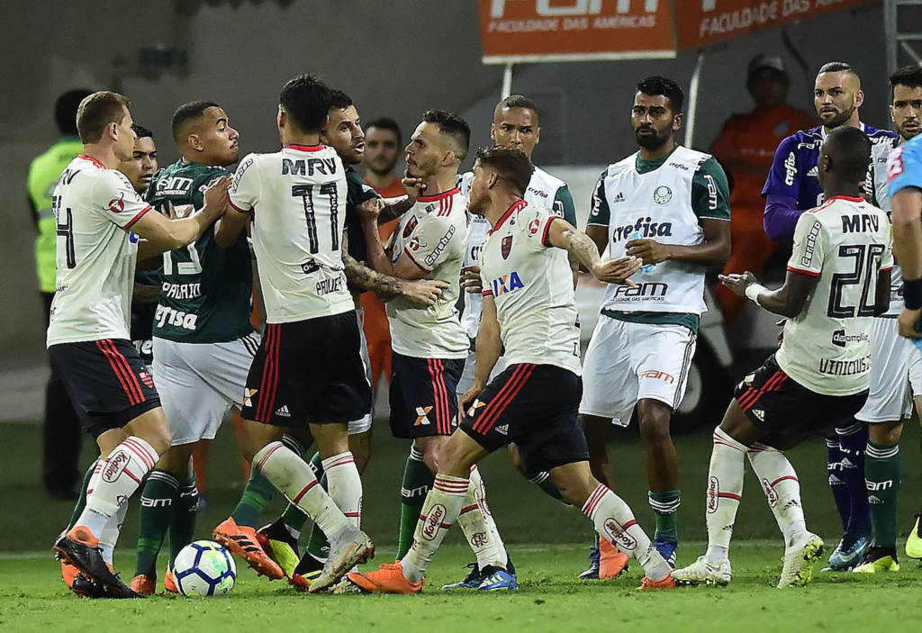 CAMPEONATO BRASILEIRO: Com confusão e seis expulsos, Palmeiras empata com Flamengo