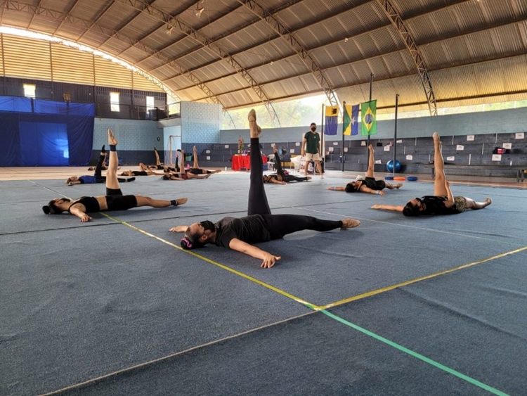 GINÁSTICA RÍTMICA: Estudantes participam de treinamento para disputarem campeonato na Bahia