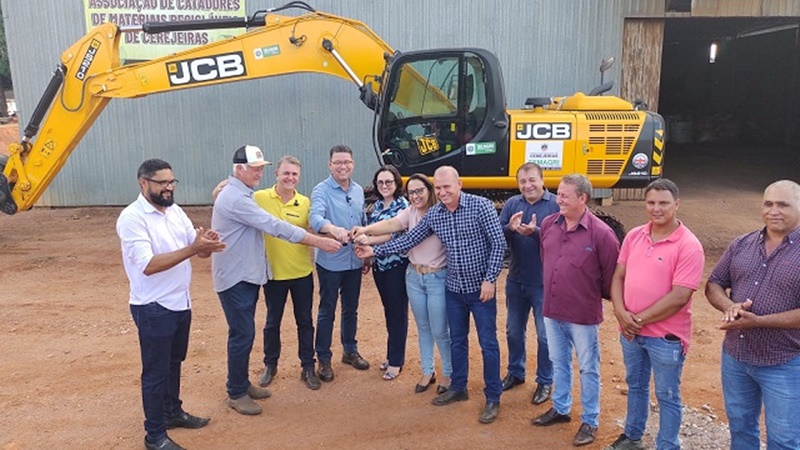 LUIZINHO GOEBEL: Parlamentar entrega escavadeira hidráulica – PC para o município de Cerejeiras