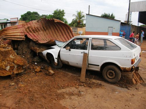 IRRESPONSABILIDADE - Mais um carro é destruido em obra sem sinalização em Porto Velho