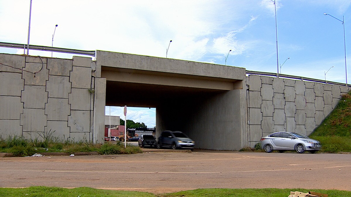 NA BALA: Homem é atacado a tiros embaixo do viaduto na capital