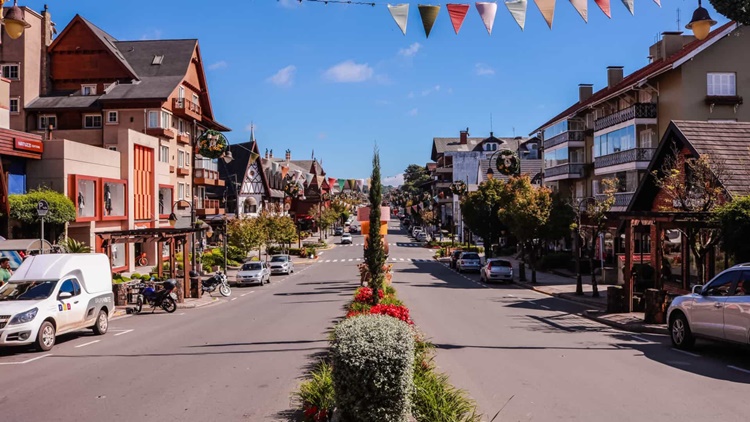 ADAPTAÇÕES: Gramado volta a receber turistas e espera Dia dos Namorados movimentado