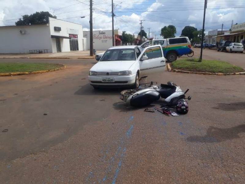 CRUZAMENTO: Mulher grávida é socorrida após se envolver em acidente de trânsito