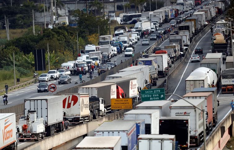 PAÍS PODE PARAR: Caminhoneiros ameaçam fazer paralisação no dia 1º de fevereiro