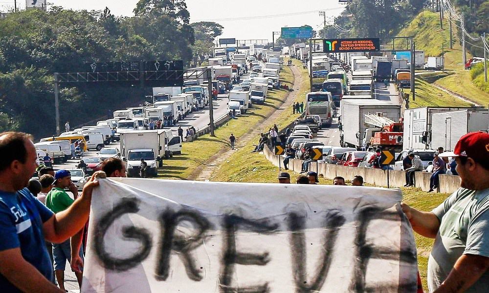 PARALISAÇÃO: Divididos, caminhoneiros sinalizam que vão parar a partir de segunda-feira(01)