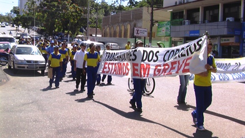 GREVE - Carteiros paralisam e fazem caminhada em prol de melhorias de salários - Confira fotos