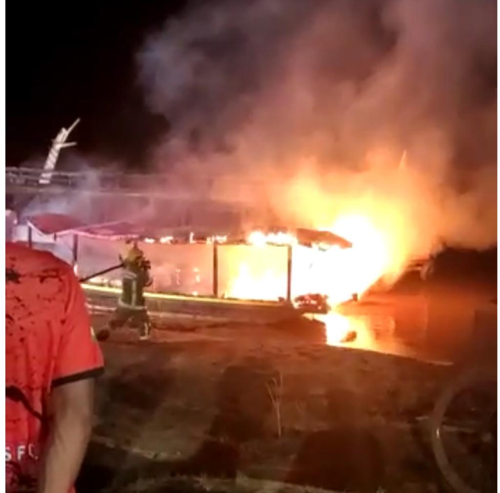 VÍDEO: Mãe e filha sofrem graves queimaduras após barco pegar fogo no rio Guaporé
