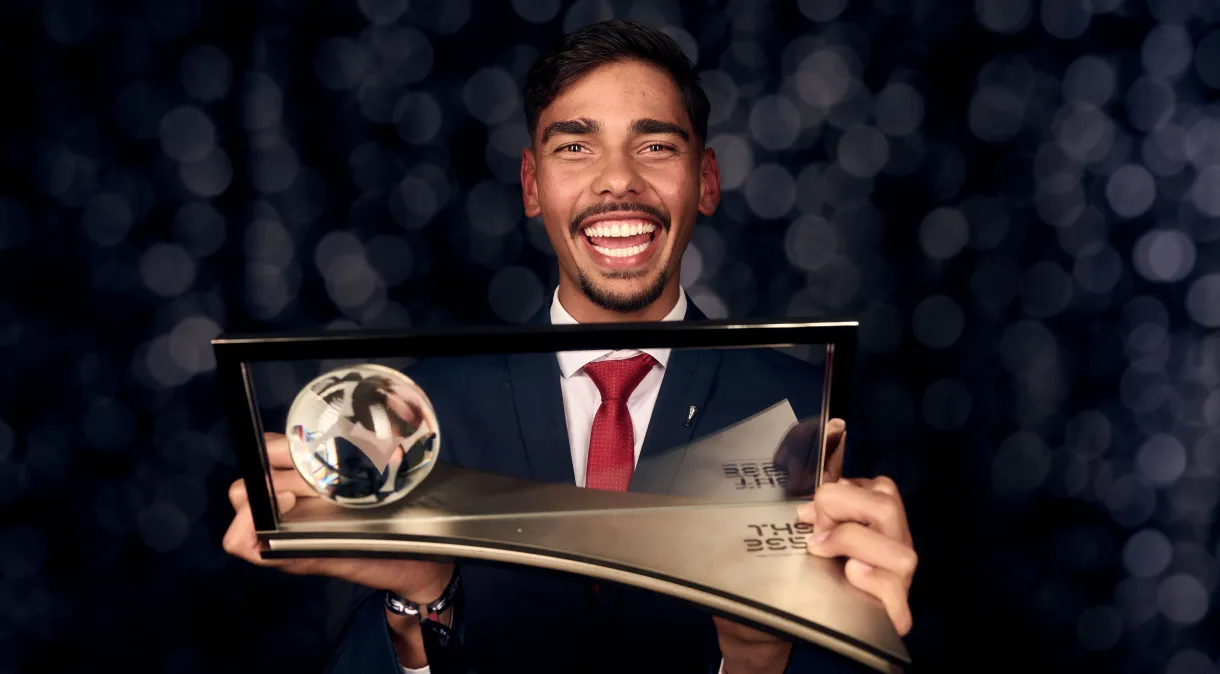 FIFA: Madruga vence prêmio de gol mais bonito de 2023; Ederson é eleito melhor goleiro