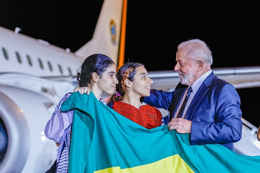 VOLTANDO EM PAZ: Presidente recebe 32 repatriados de Gaza na chegada a Brasília
