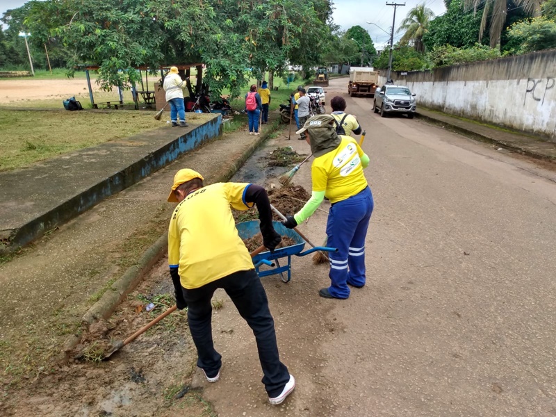 URBANISMO: Prefeitura limpa margem de canal na Vila Tupi e praça no bairro Caladinho