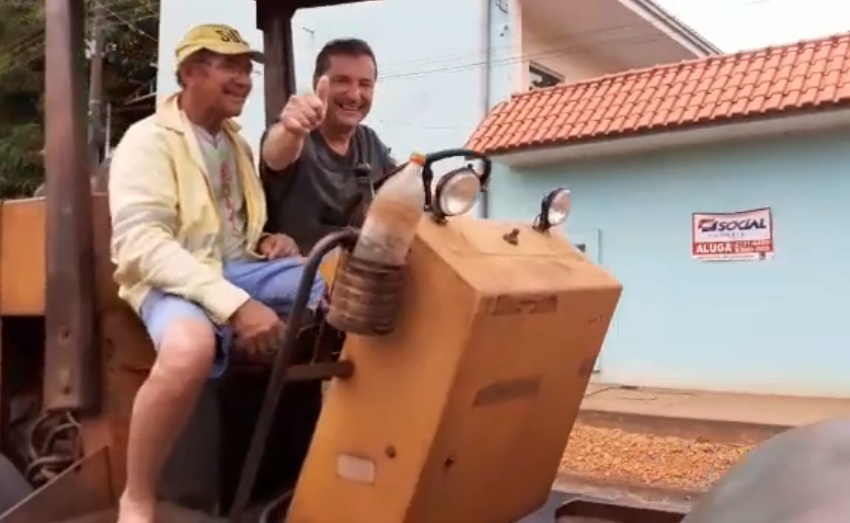 MAU EXEMPLO: Em vídeo, Hildon Chaves pilota máquina pesada e despreza normas de segurança do trabalho